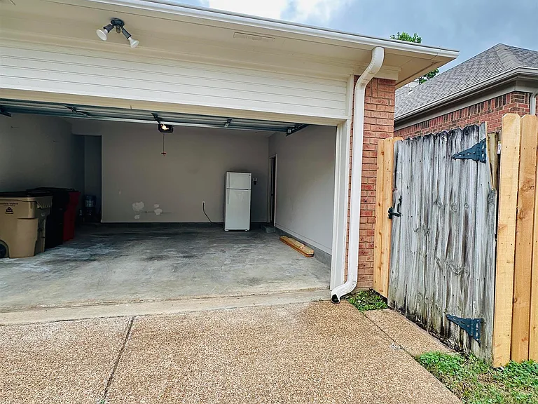 596 Ashley Glen Cir W — Photo 26