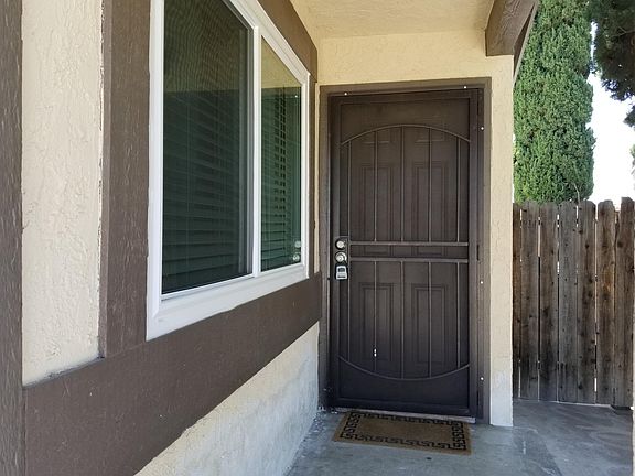 3rd image of 824 E La Veta Ave
