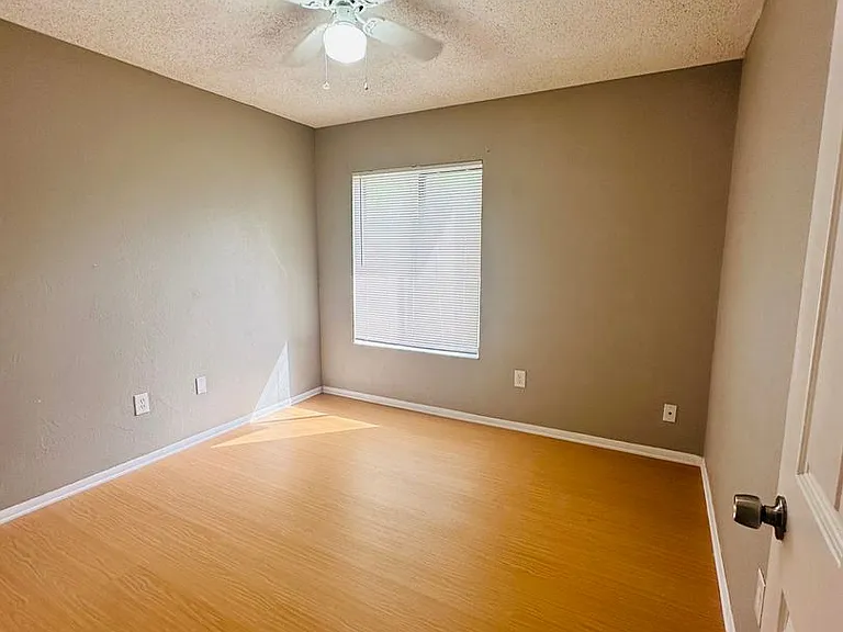 421 S Hawthorn Cir — Photo 6