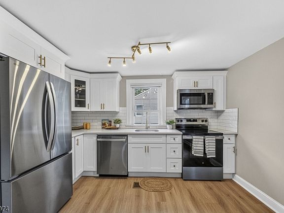 3rd image of 162 Grannis Ave