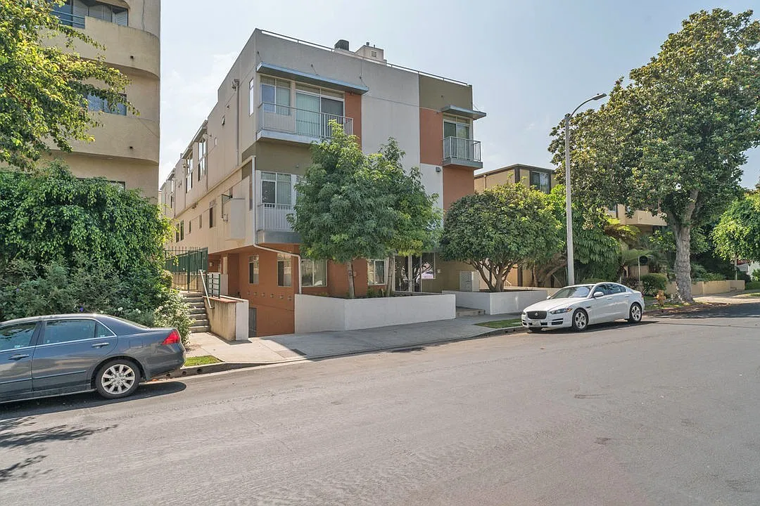 2 bed, 2.5 bath, 1200 sqft, $4,995 — Photo 2