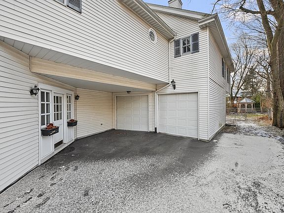 4th image of 626 Woodland Ave