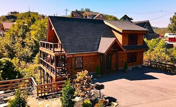3rd image of 710 Village Loop Rd