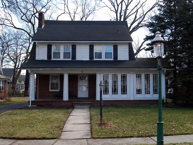 1st image of 138 Centre St S