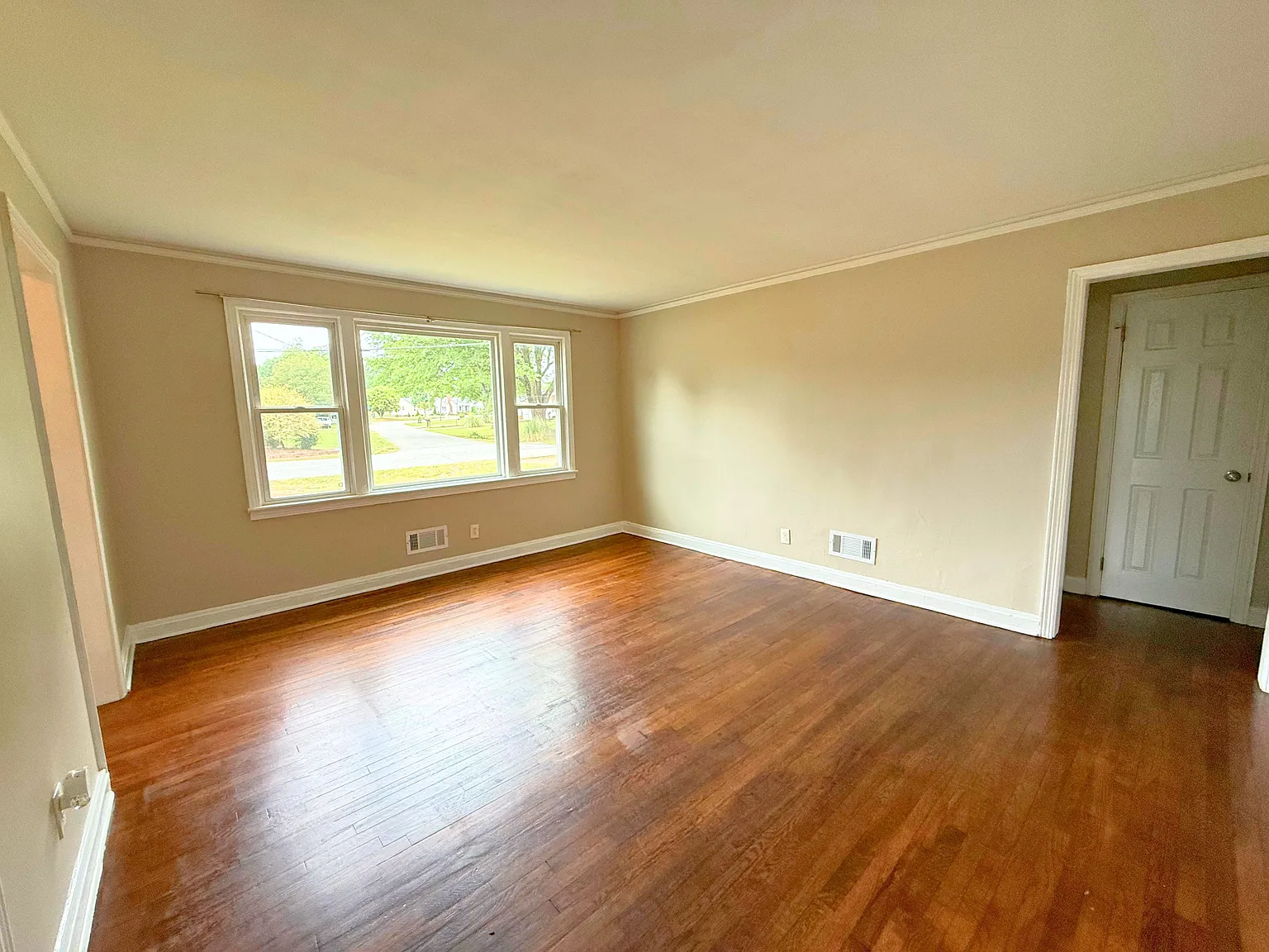 3 bed, 1200 sqft, $1,595 — Photo 3
