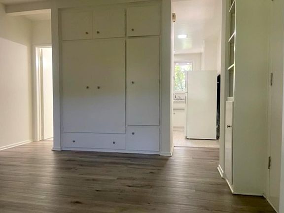 4th image of 1628 Bank St #B