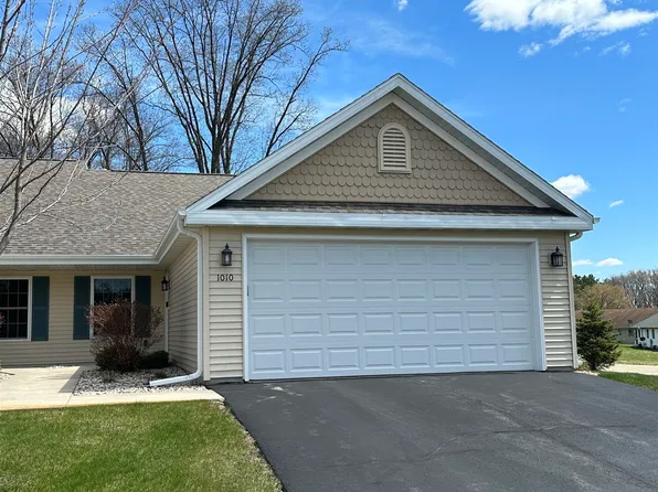 1010 Charles Wright Dr, Waupaca, WI 54981