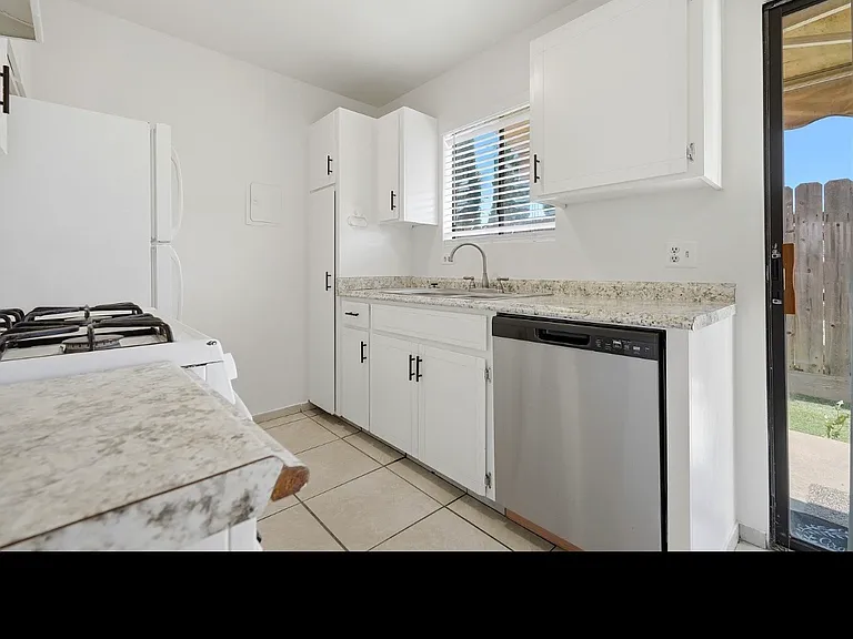948 Greenfield Ave #948 — Photo 4