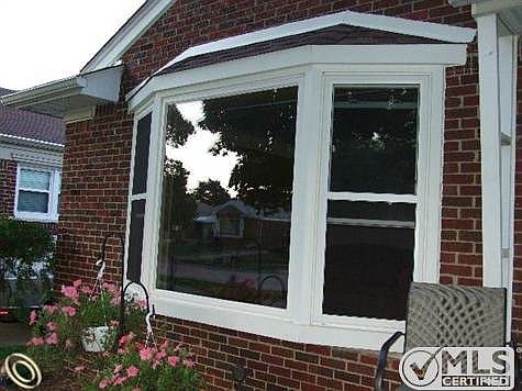 CUSTOM BAY PICTURE WINDOW