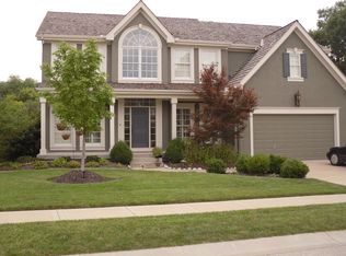 8100 Forest Dr, Parkville, MO 64152