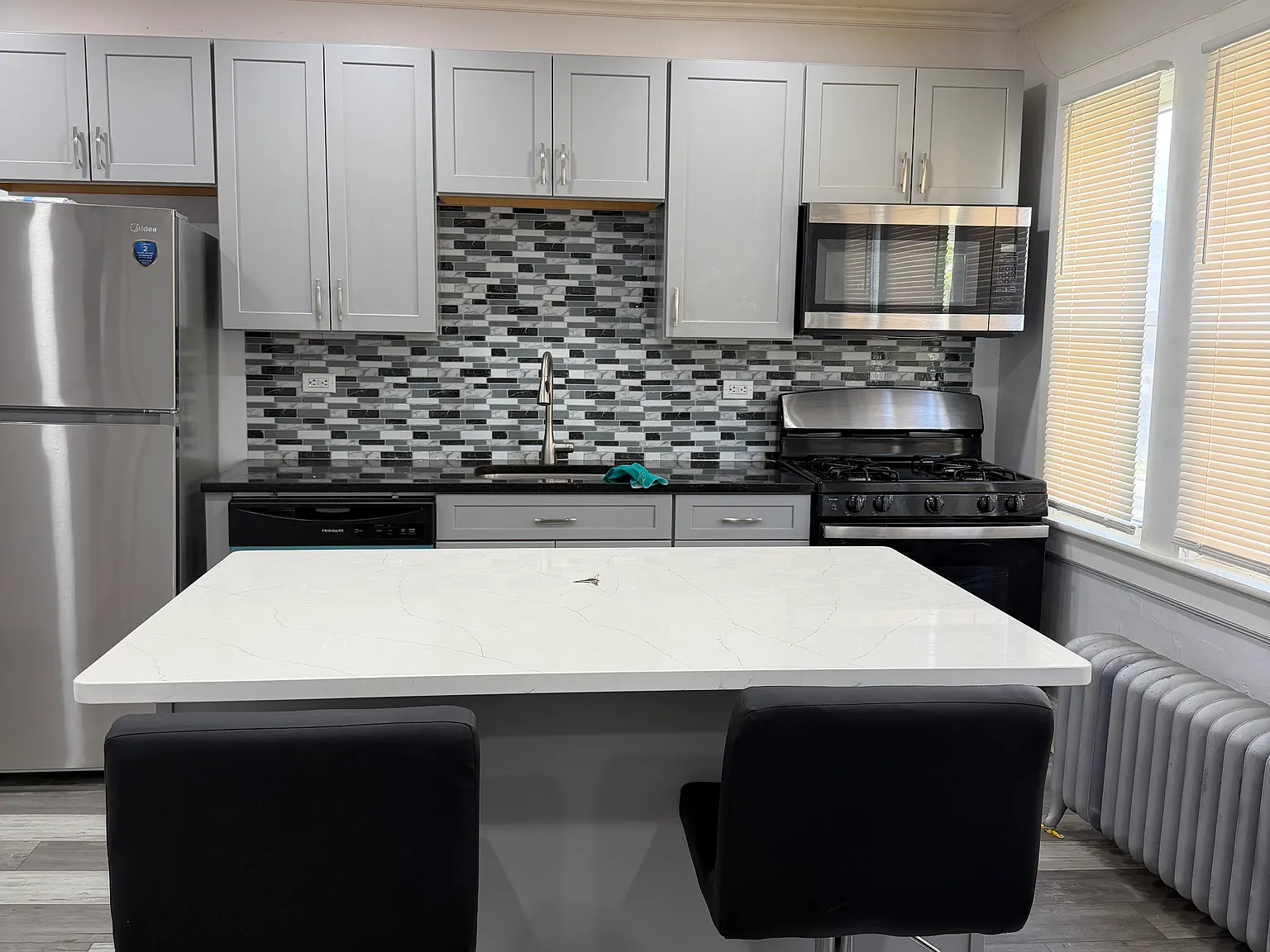 3 bed, 1400 sqft, $2,400 — Photo 2