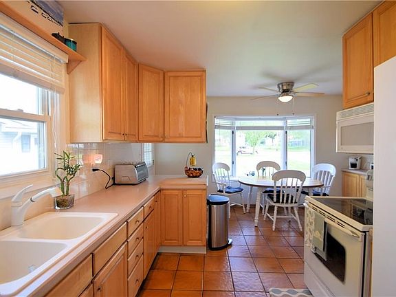 3rd image of 27181 Glouchester Dr
