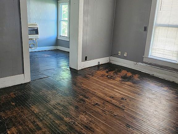 3rd image of 1021 E McKinley Ave