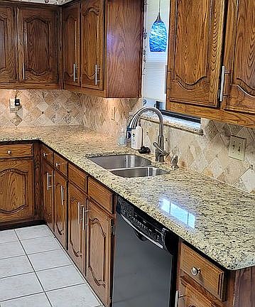 4th image of 2405 Honeysuckle Dr