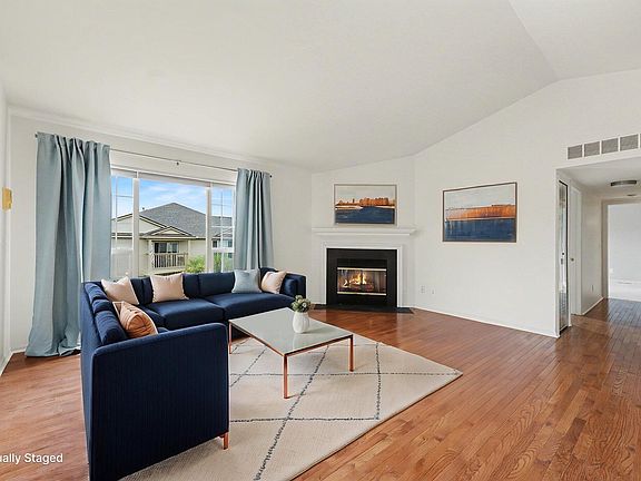 4th image of 107 Commons Cir
