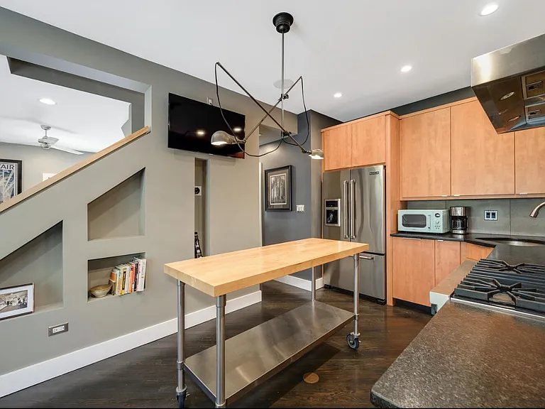 1738 N Hoyne Ave — Photo 28