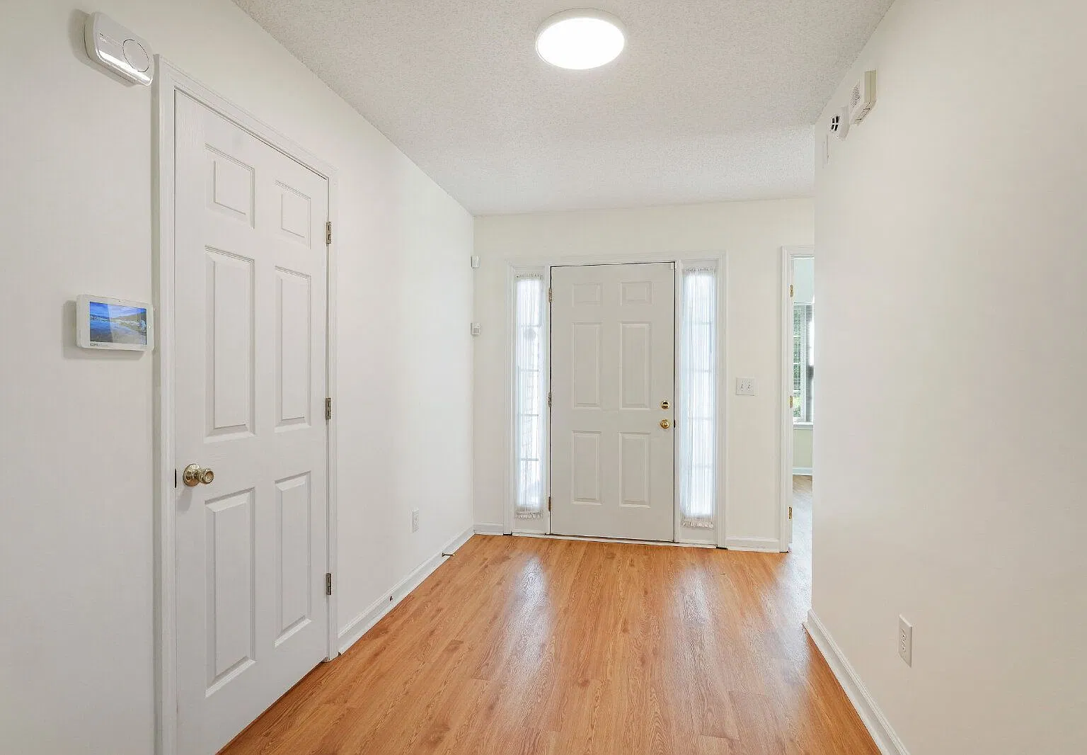 3 bed, 2.5 bath, 1889 sqft, $2,100 — Photo 4