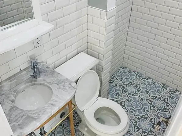 4004 Victory Boulevard image 11 of 14