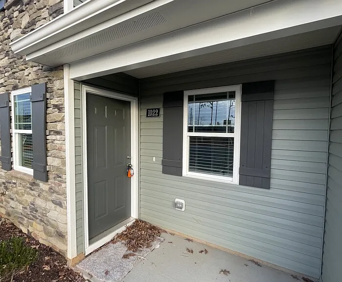 1022 Peony Ln — Photo 1