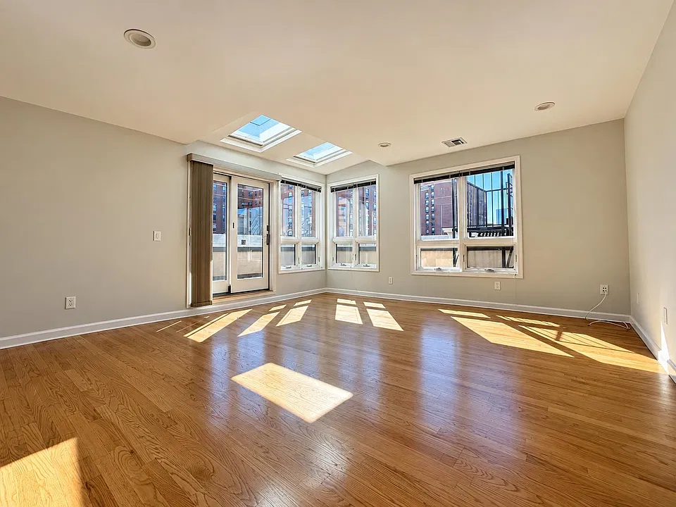 300 Hudson St #14