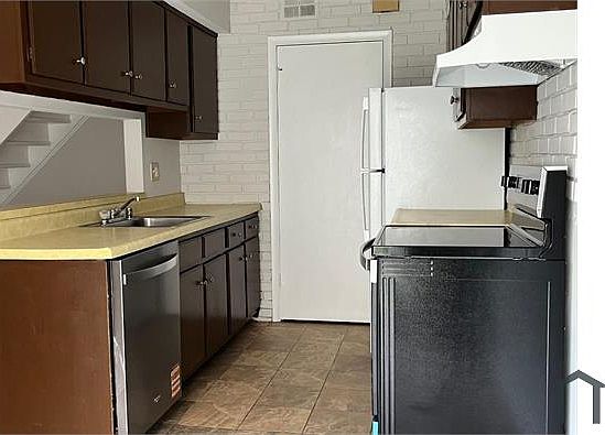 5th image of 37 Woodenbridge Ct