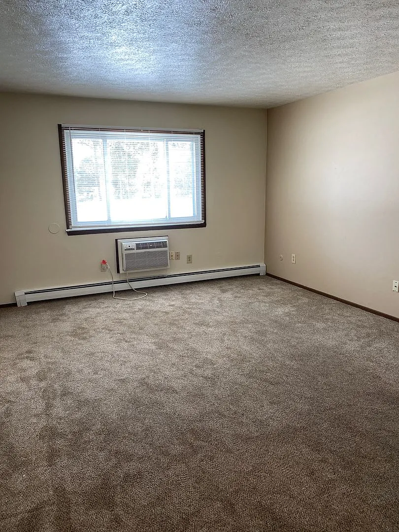 Stadler Ave Apartments 8154 — Photo 2