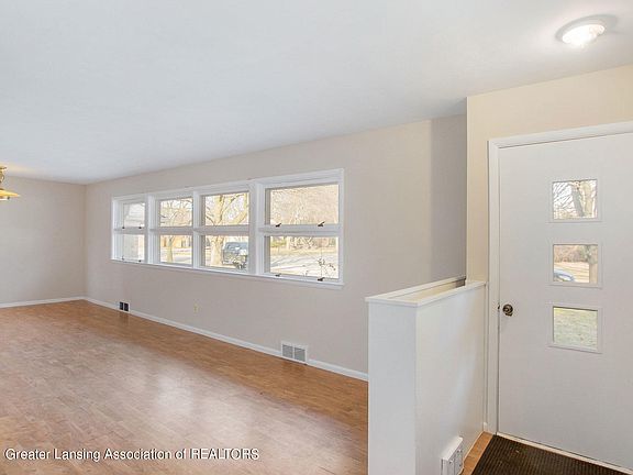 3rd image of 500 Vanderveen Dr