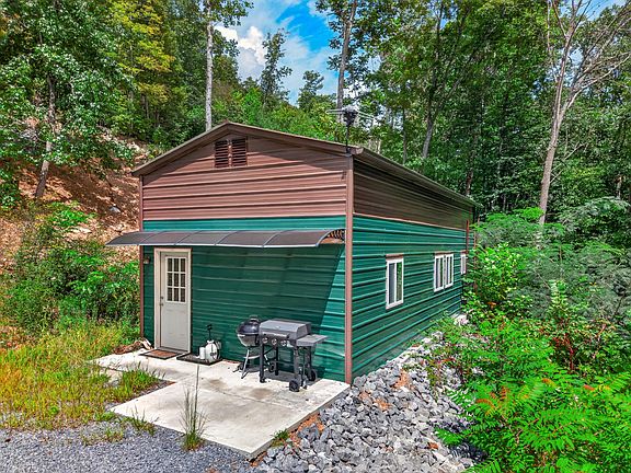 2nd image of 1016 Cloud Creek Rd