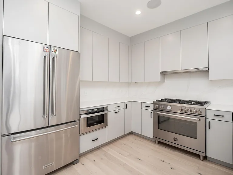340 W 2nd St #9 — Photo 8