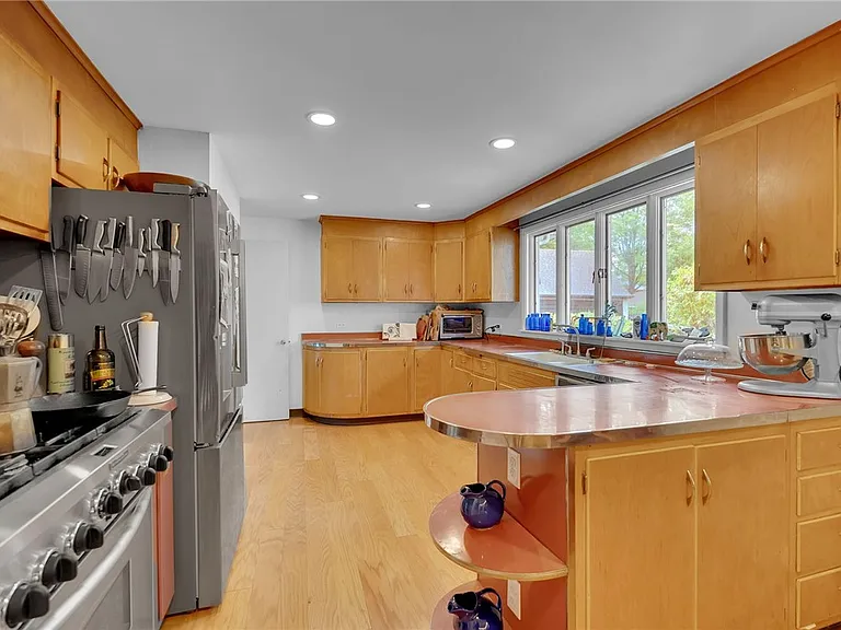 114 Burbank Dr — Photo 16