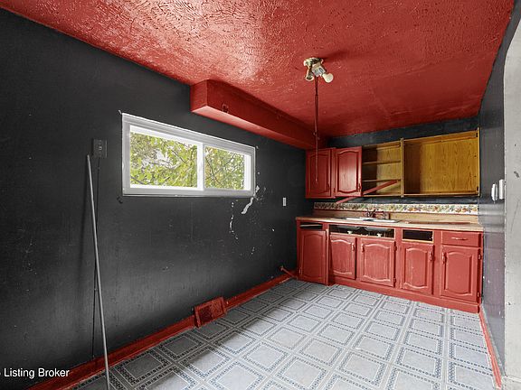 4th image of 2825 Greenwood Ave