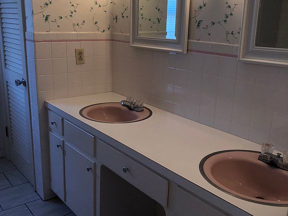 2nd image of 211 Maplewood Dr