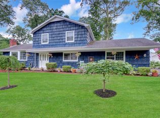 16 Blinkerlight Rd, Stony Brook, NY 11790