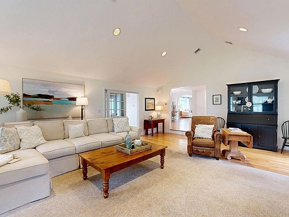 5th image of 8 Turner Dr