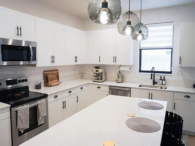 4 bed, 2.5 bath, 2205 sqft, $4,195 — Photo 3