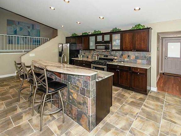 5th image of 6807 Fairwood Ct E