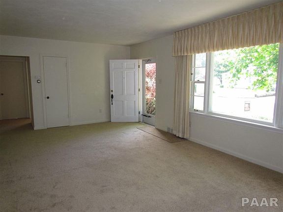 4th image of 5033 N Edgebrook Dr