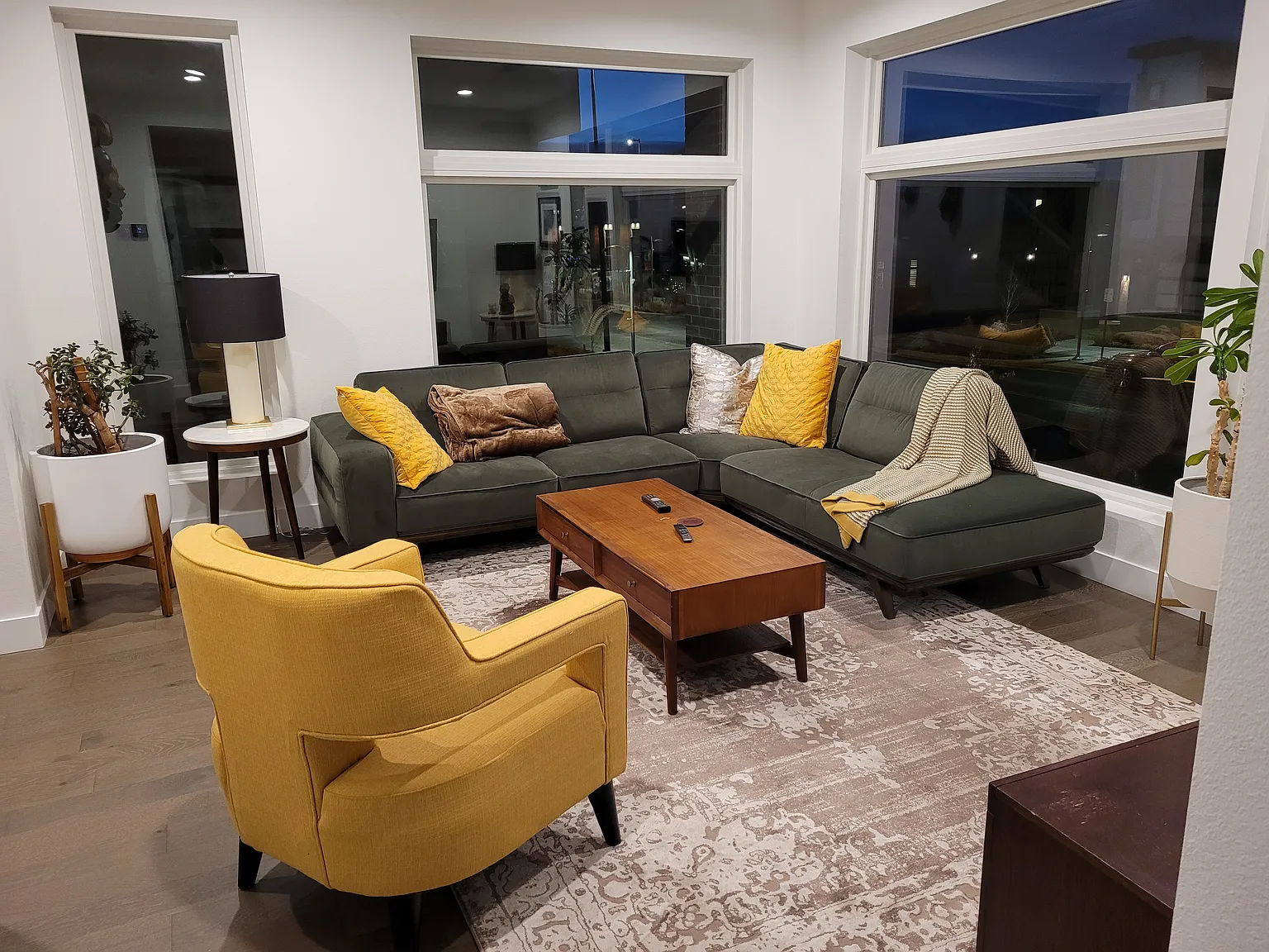 4 bed, 2151 sqft, $4,950 — Photo 4