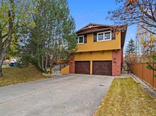 124 E Canterbury Dr SW, Calgary, AB T2W2G1