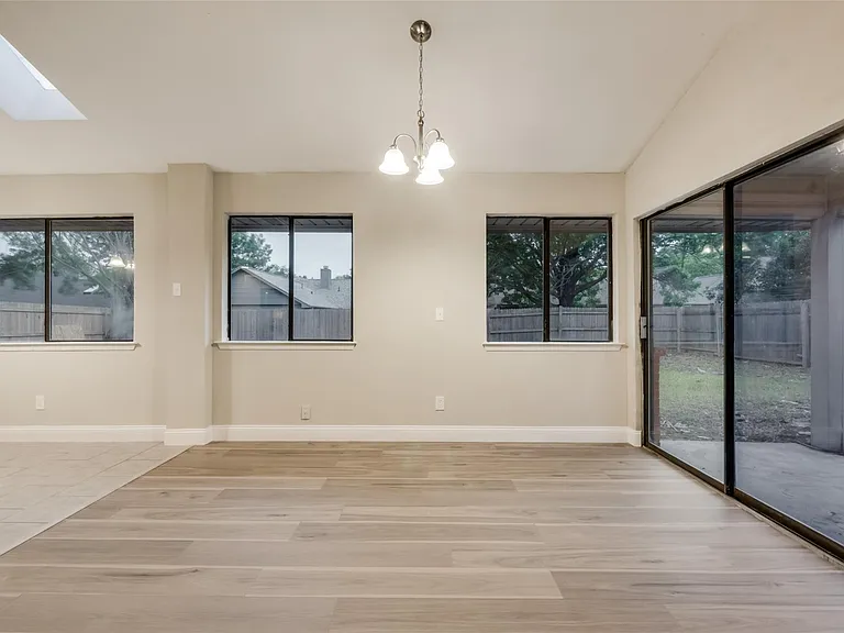3301 Cliffview Dr — Photo 3