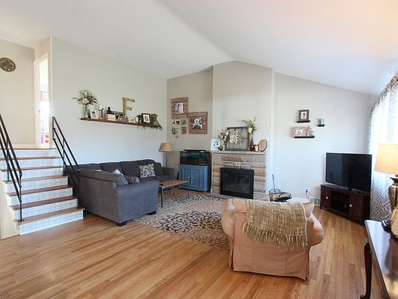3rd image of 4571 W 210th St