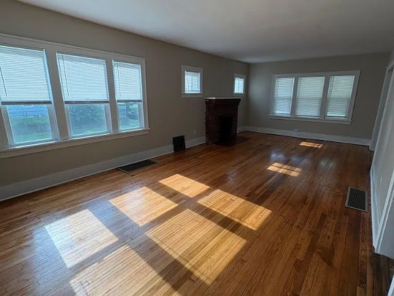 1002 Milton St — Photo 4