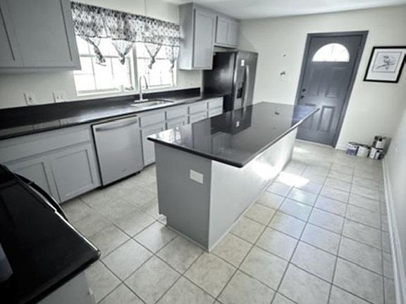 3rd image of 202 Leslie St