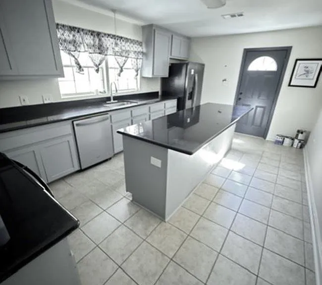 202 Leslie St — Photo 3