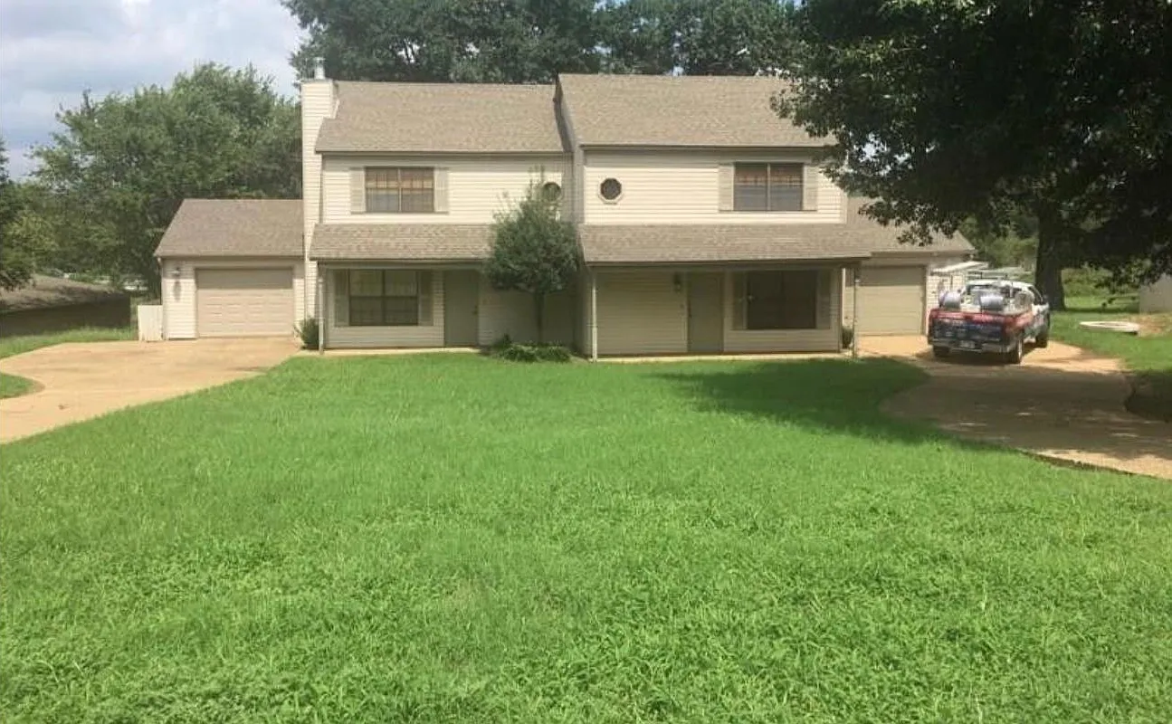 2913 Laura Ln — Photo 2