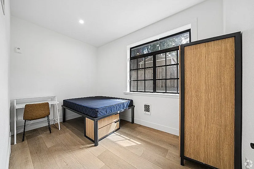 2315 College — Photo 2