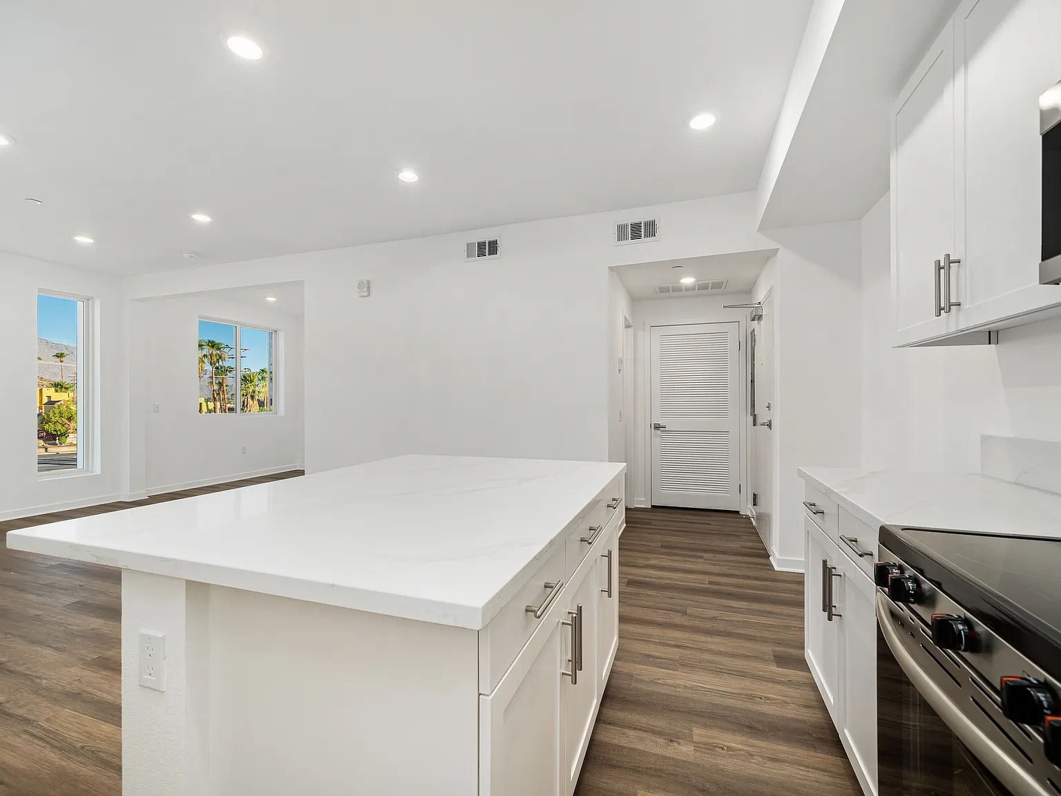 Studio, 581 sqft, $1,950 — Photo 4