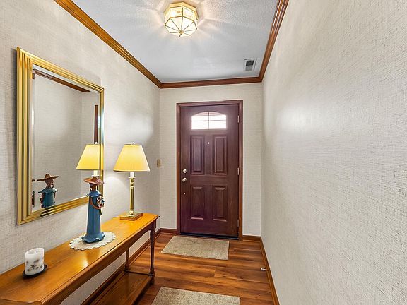 5th image of 808 Yellow Lake Dr