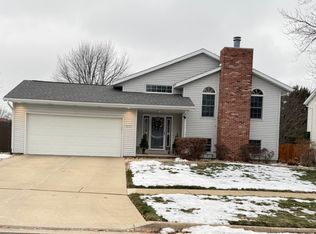 1509 Beckenham Dr, Bloomington, IL 61704