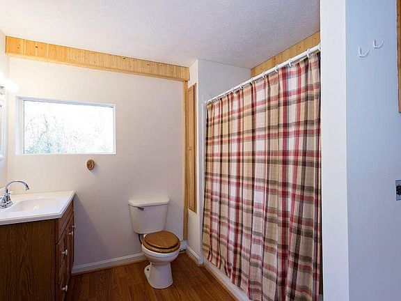 Bath/laundry room